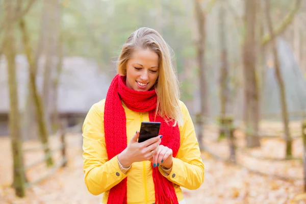 Žena používající mobilní telefon — Stock fotografie