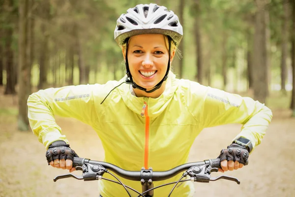 Mulher feliz na bicicleta — Fotografia de Stock