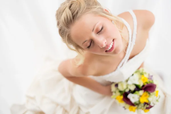 Sposa con bouquet da sposa — Foto Stock