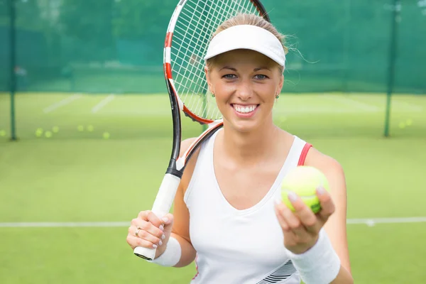 Mulher praticando tênis — Fotografia de Stock