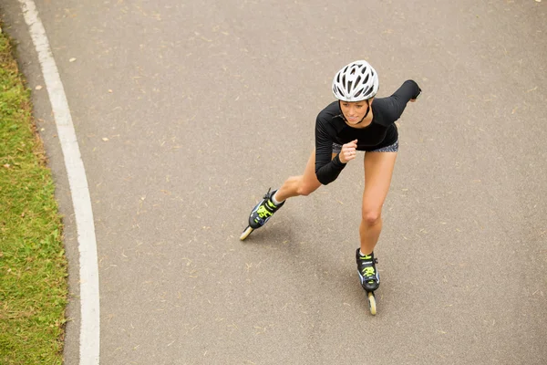 Mujer patinaje sobre ruedas —  Fotos de Stock