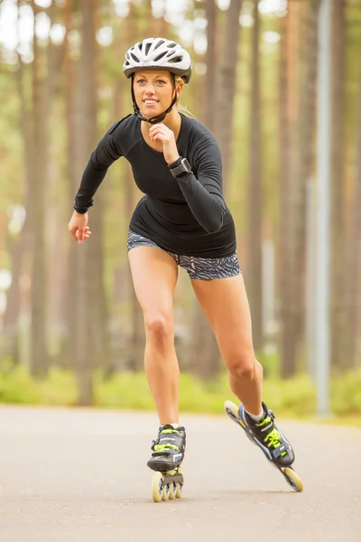 Woman roller skating — Stock Photo, Image