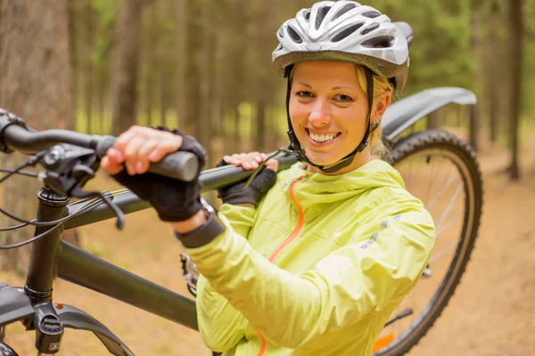 Mulher carregando bicicleta — Fotografia de Stock