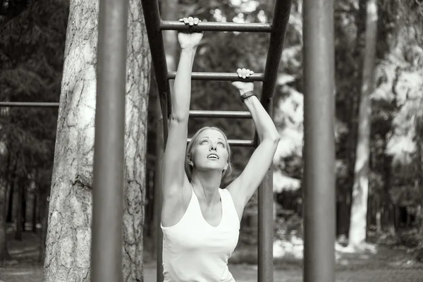 Mujer joven haciendo ejercicio — Foto de Stock
