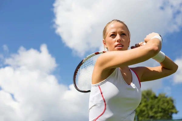 Femme pratiquant le tennis — Photo