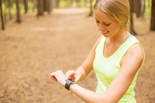 Woman monitoring her pulse — Stock Photo, Image