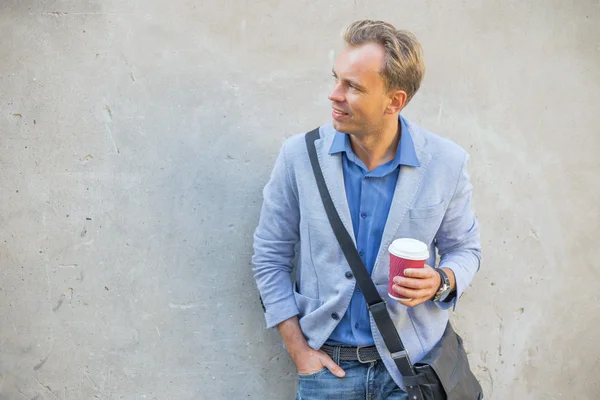 Hombre con café al aire libre —  Fotos de Stock