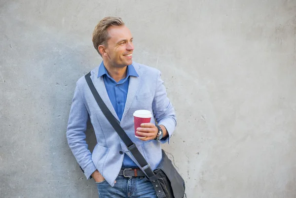 Человек с кофе на открытом воздухе — стоковое фото