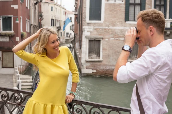 Turistické pár fotit v Benátkách — Stock fotografie