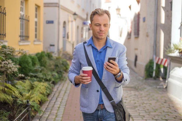 Muž s kávou venku — Stock fotografie