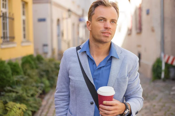 Uomo con caffè all'aperto — Foto Stock