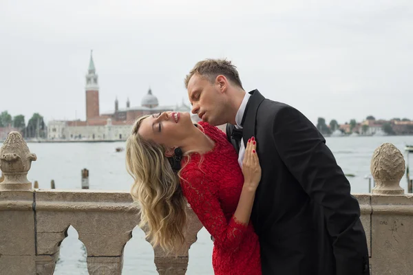 Casal elegantemente vestido — Fotografia de Stock