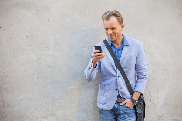 Mann benutzt Smartphone — Stockfoto