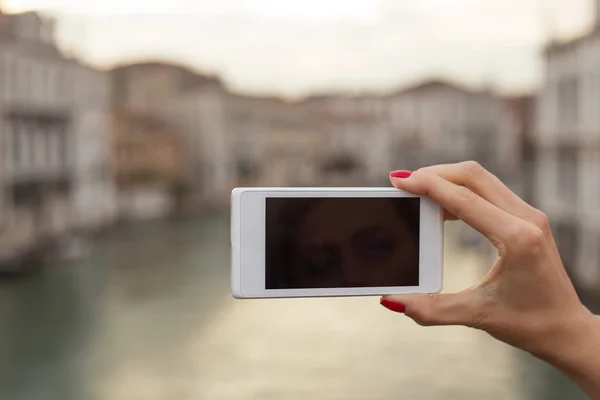 Turistické držení telefon — Stock fotografie