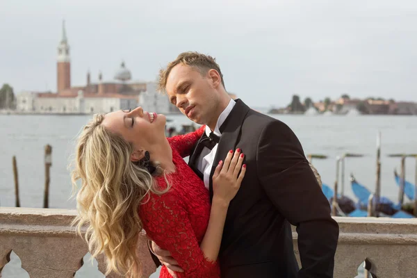 Casal elegantemente vestido — Fotografia de Stock