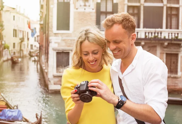 Pareja feliz al aire libre — Foto de Stock