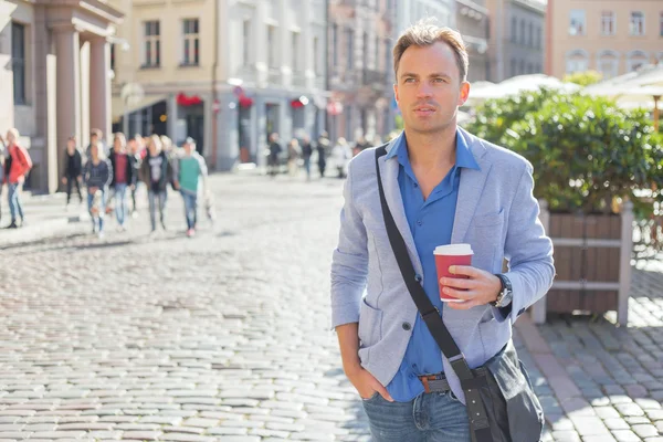 Uomo con caffè all'aperto — Foto Stock