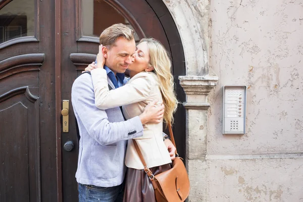 Vrouw zoenen een man — Stockfoto