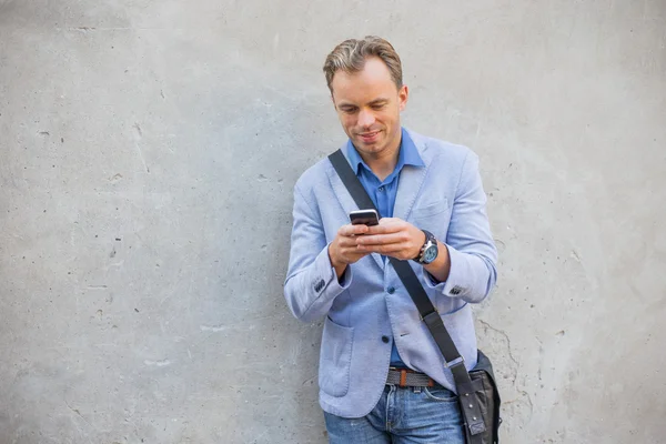 Man using smartphone — Stock Photo, Image