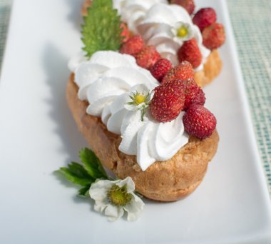 Pasta kek çilek ile