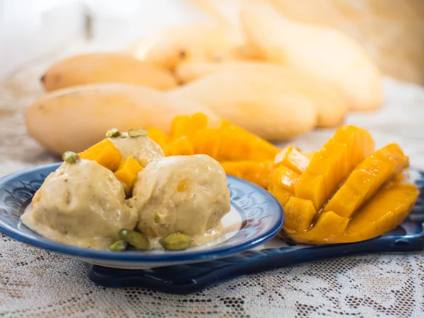 Мороженое с манго и орехами — стоковое фото