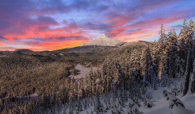 Mount Hood Oregon, ABD fırtınalı kış manzara.