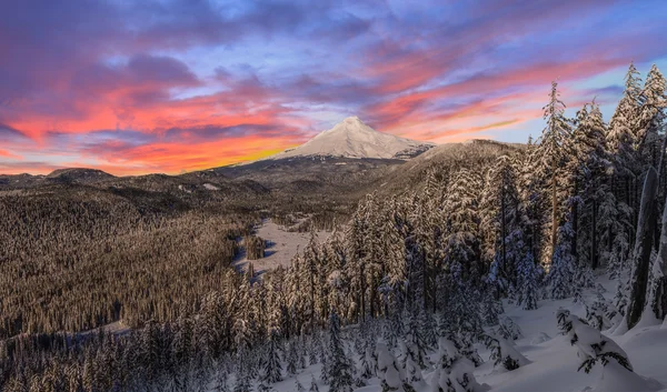 Stormy Winter Vista of Mount Hood en Oregon, États-Unis . — Photo