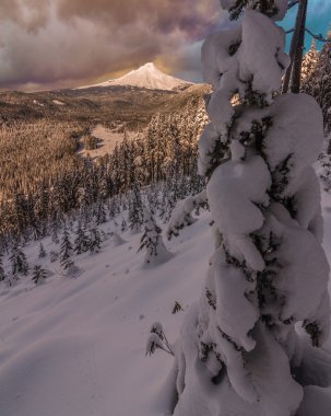 Mount Hood Oregon, ABD fırtınalı kış manzara.