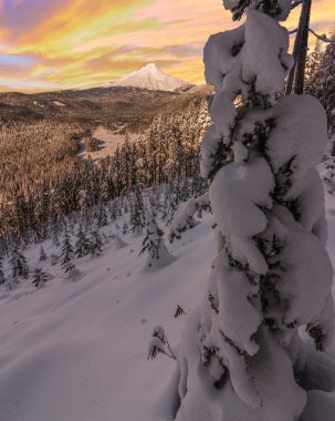 Mount Hood Oregon, ABD fırtınalı kış manzara.