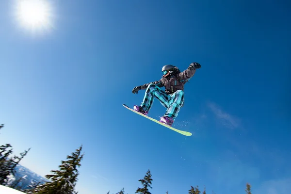 Erkek snowboard büyük hava yakalar. — Stok fotoğraf