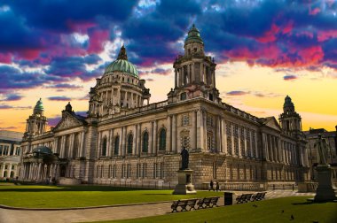 Belediye binasının, Belfast Kuzey İrlanda günbatımı görüntü