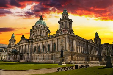 Belediye binasının, Belfast Kuzey İrlanda günbatımı görüntü