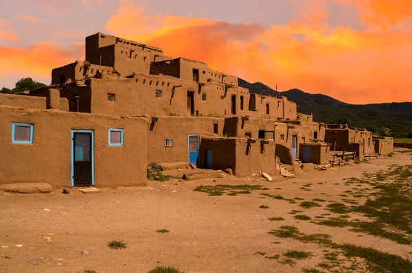 Adobe huizen in de Pueblo van Taos, New Mexico, Verenigde Staten. — Stockfoto