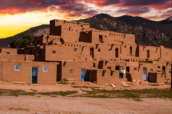 Adobe huizen in de Pueblo van Taos, New Mexico, Verenigde Staten. — Stockfoto