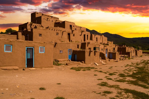 Adobe huizen in de Pueblo van Taos, New Mexico, Verenigde Staten. — Stockfoto