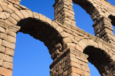 Segovia İspanya eski su kemeri görkemli görüntüsü