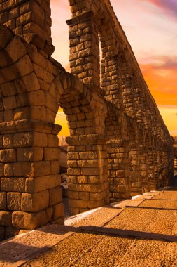segovia İspanya eski su kemeri görkemli günbatımı görüntü