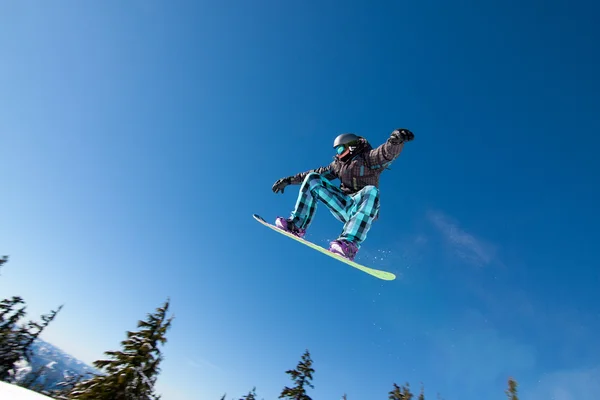 Erkek snowboard büyük hava yakalar. — Stok fotoğraf