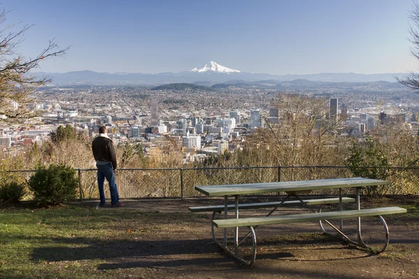 Man overlookng Portland, Oregon van Pittock Mansion — Stockfoto