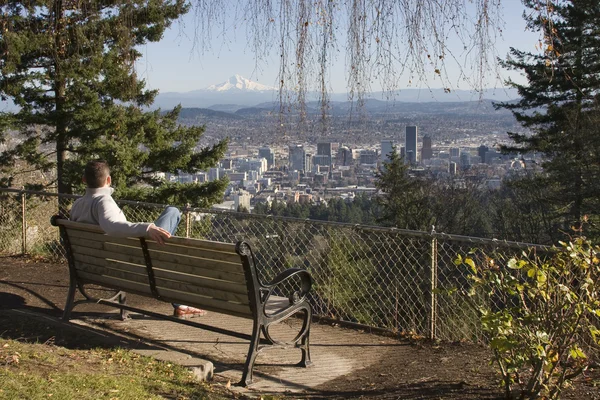 Man overlookng Portland, Oregon van Pittock Mansion — Stockfoto