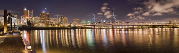 Панорама Портленда Орегона ночью — стоковое фото