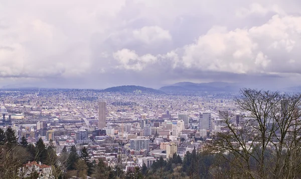 Vista i Portland Oregon med stormig himmel — Stockfoto