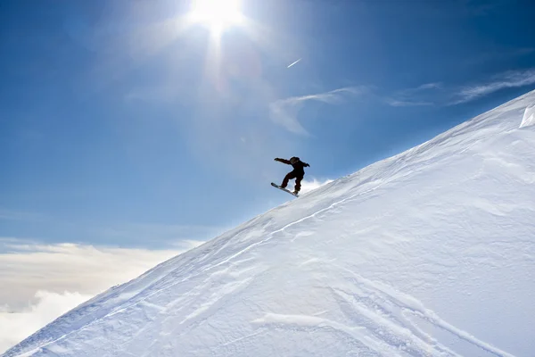 Atlayan bir snowboardcunun silueti.. — Stok fotoğraf
