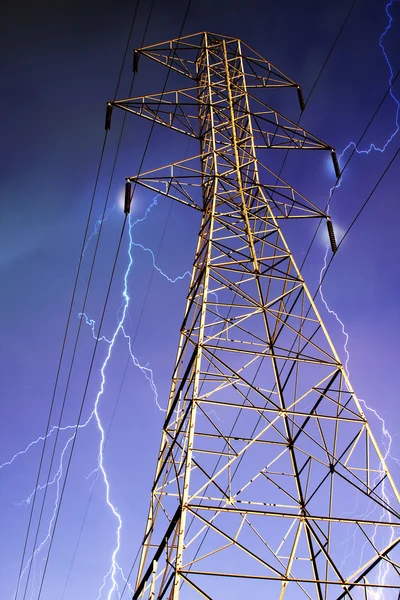 Pylon elektřiny s bleskem v pozadí. — Stock fotografie