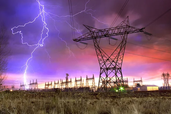 Stromverteilerstation mit Blitzeinschlag. — Stockfoto