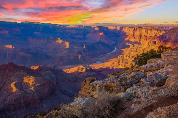 Majestätischer Blick auf den Grand Canyon in der Abenddämmerung — Stockfoto