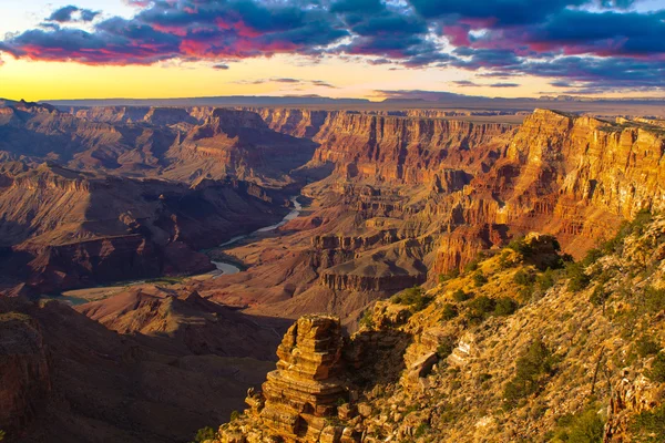 Majesteettinen Vista Grand Canyonista hämärän aikaan — kuvapankkivalokuva