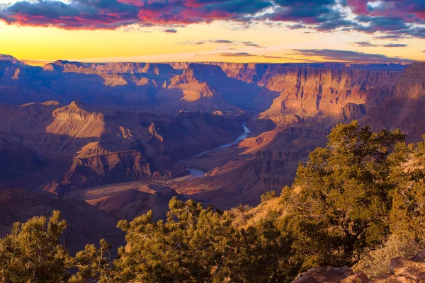 Majestätischer Blick auf den Grand Canyon in der Abenddämmerung — Stockfoto