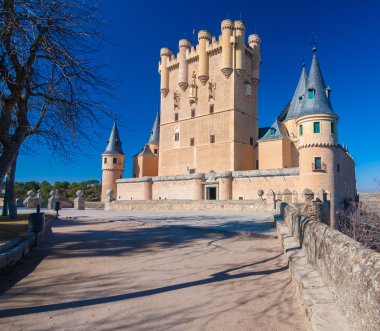 Segovia'nın Alcazar İspanya güneşli görüntü