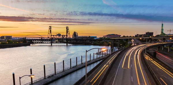 Západ slunce nad interstate 5 v Portlandu oregon — Stock fotografie